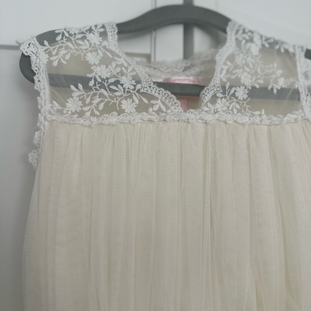 Elegant Cream Lace Dress - Picture 3 of 11